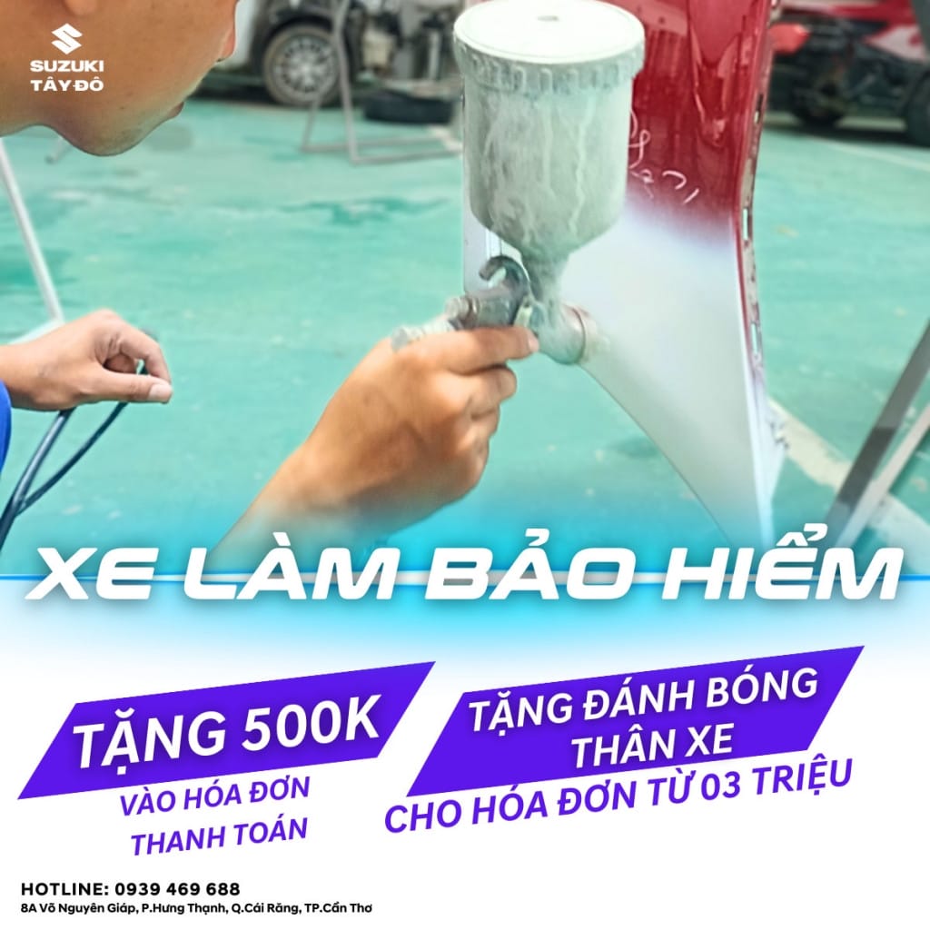 Khách hàng vui vẻ bên chiếc xe tải Suzuki mới mua của mình.