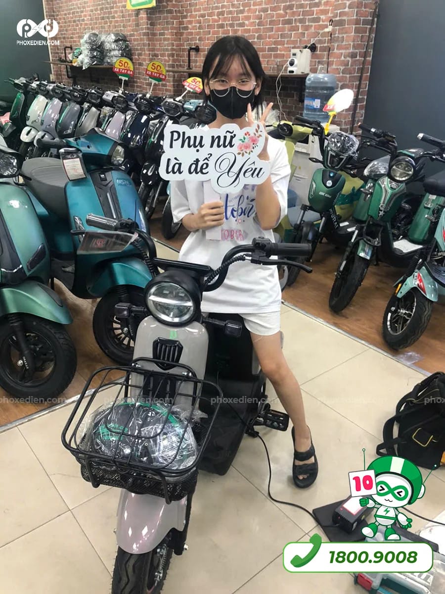 Khách nữ sinh ủng hộ xe Mandi