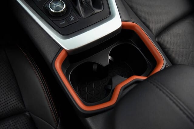 Khay để cốc tiện lợi trong nội thất Toyota RAV4