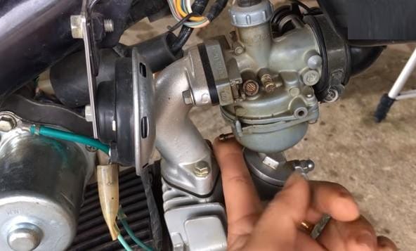Khóa xăng khi phát hiện chế hoà khí bị chảy xăng