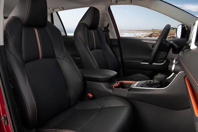 Khoang cabin rộng rãi và tiện nghi của Toyota RAV4