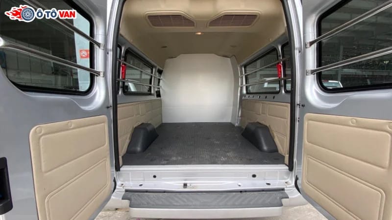 Khoang chở hàng rộng rãi của xe tải van 6 chỗ Ford Transit, tối ưu không gian