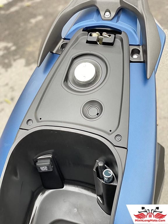 Khoang chứa đồ và bình xăng xe Vision phiên bản đặc biệt, dung tích 4.8 lít
