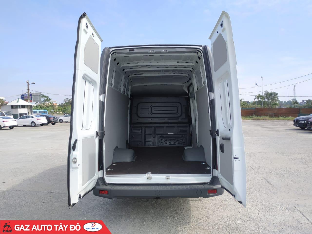Khoang chứa hàng rộng rãi của xe tải van Gaz với cửa sau mở rộng
