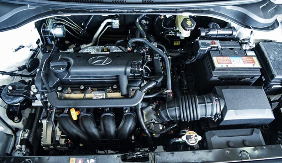 Khoang động cơ Hyundai Accent 2023 với động cơ Kappa 1.4L, đảm bảo hiệu suất và tiết kiệm nhiên liệu cho Accent 2023