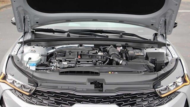 Khoang động cơ mạnh mẽ của Kia K5 2025 với hai tùy chọn động cơ
