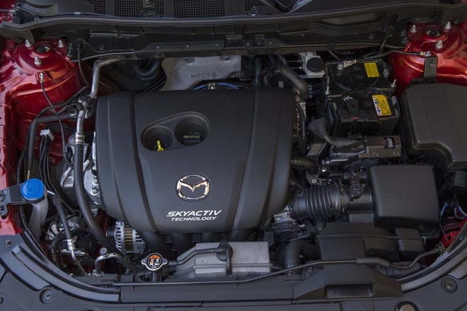 Khoang động cơ SkyActiv-G của Mazda CX-5 2022