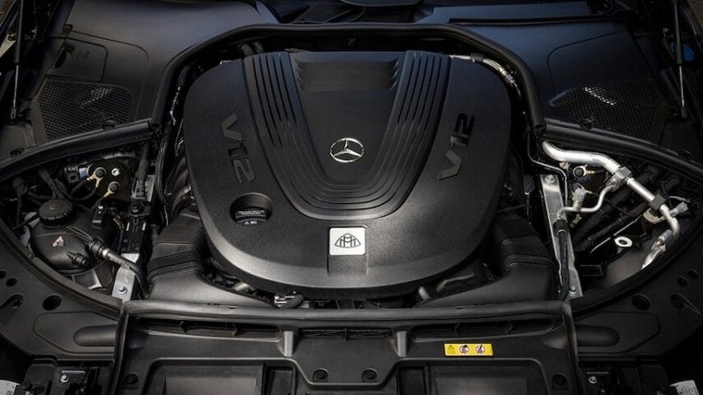 Khoang động cơ V12 6.0L tăng áp kép của Maybach S680, biểu tượng của sức mạnh và hiệu suất vượt trội