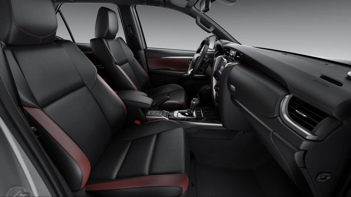 Khoang ghế ngồi rộng rãi trên Toyota Fortuner 2.4AT 4x2