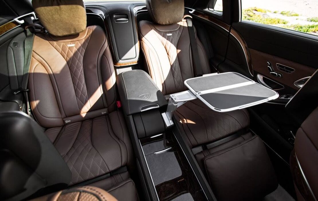 Khoang hàng ghế sau đẳng cấp của Mercedes Maybach S600 với ghế bọc da cao cấp và bàn gấp