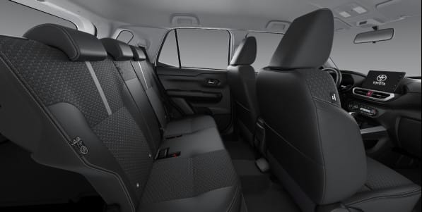 Khoang hành khách phía sau rộng rãi của xe Toyota Raize