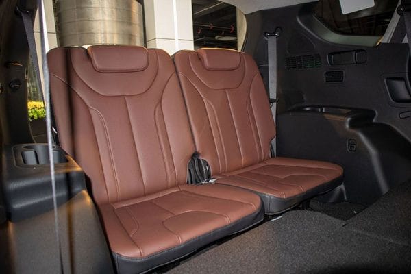 Khoang hành khách rộng rãi hàng ghế thứ hai của Hyundai SantaFe 2024, mang lại sự thoải mái cho gia đình, cân nhắc với giá xe SantaFe 2024.