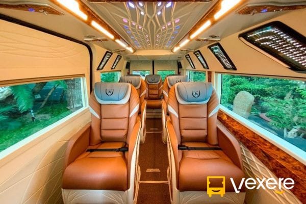 Khoang hành khách tiện nghi của xe Limousine 9 chỗ Thảo Hồng phục vụ tuyến Đà Lạt.