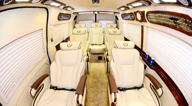 Khoang hành khách với tiện nghi hiện đại trên xe về Bình Thuận của Laha Limousine