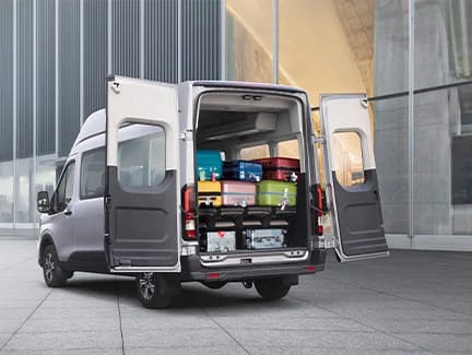 Khoang hành lý Ford Transit với ghế gập
