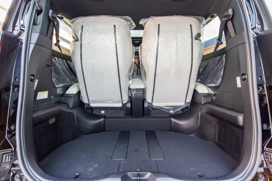 Khoang hành lý Lexus LM300h với tủ lạnh mini tiện lợi cho hành khách VIP