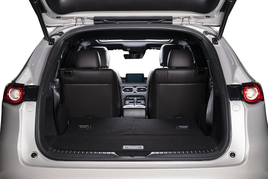 Khoang hành lý rộng rãi của Mazda CX-8 khi gập hàng ghế sau, một yếu tố quan trọng ảnh hưởng đến giá xe Mazda CX-8.