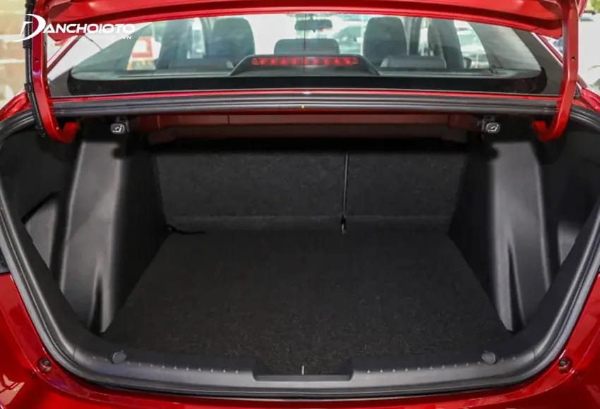 Khoang hành lý rộng rãi, đáp ứng nhu cầu sử dụng của Mazda 2