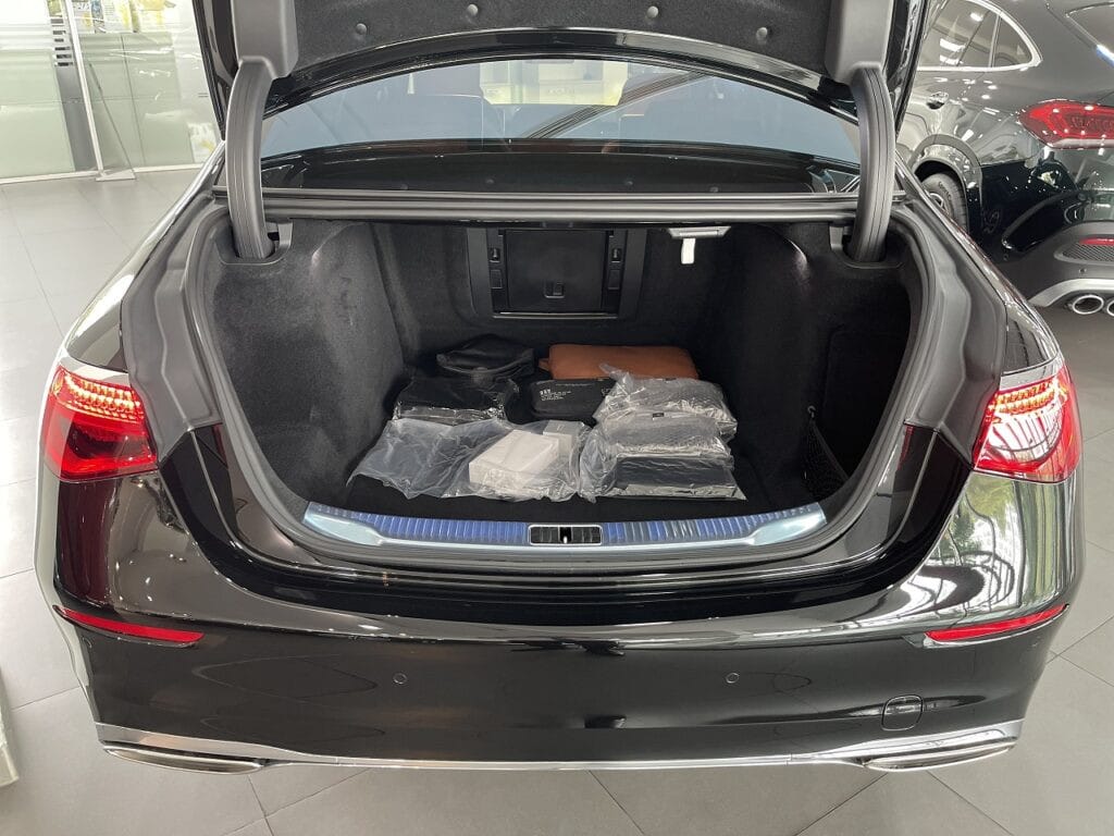 Khoang hành lý rộng rãi trên Mercedes S450 Luxury 4Matic màu đen, sẵn sàng cho mọi hành trình.