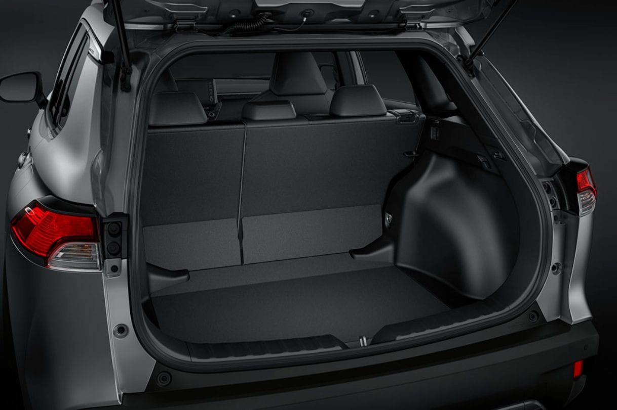 Khoang hành lý Toyota Cross dung tích lớn, dễ dàng mở rộng