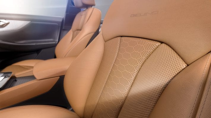 Khoang lái Beijing X7 nội thất với màn hình kép hiển thị thông tin hiện đại
