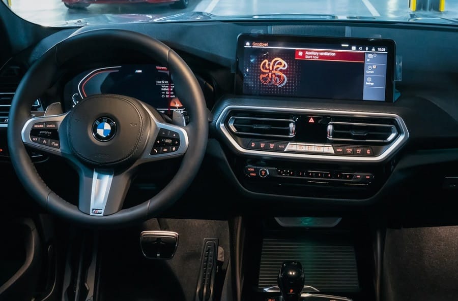 Khoang lái BMW X4 hiện đại với thiết kế tập trung vào người lái