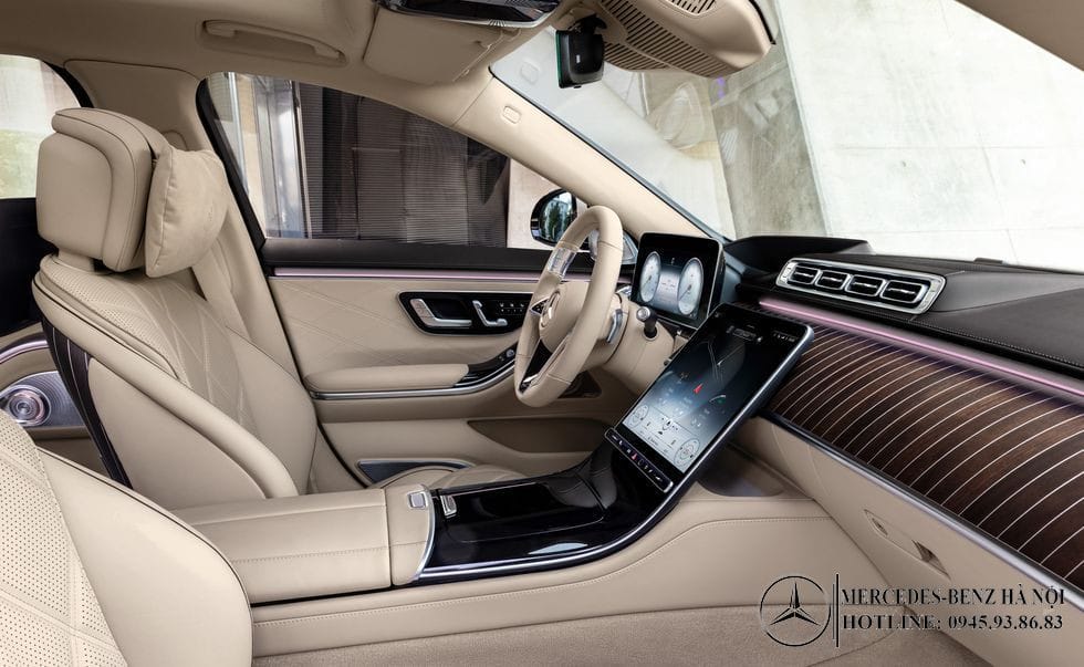 Khoang lái của Mercedes-Maybach S680 4MATIC với màn hình giải trí trung tâm 12,8 inch và vô lăng đa chức năng, thể hiện sự hiện đại và tiện nghi.