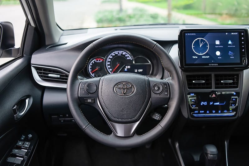 Khoang lái của xe ô tô Vios 2025 với vô lăng 3 chấu và màn hình giải trí trung tâm 9 inch.
