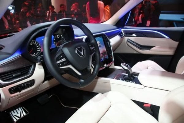 Khoang lái hiện đại của VinFast Lux SA2.0 Turbo với màn hình cảm ứng lớn