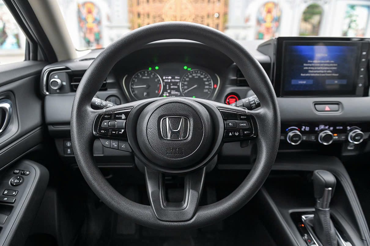 Khoang lái hiện đại với vô lăng bọc da của xe Honda HR-V 5 chỗ gầm cao