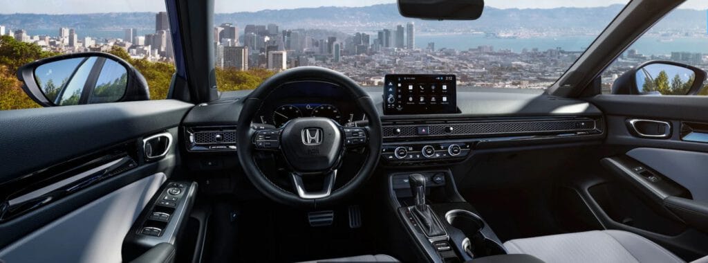 Khoang lái Honda Civic RS Hybrid 2025 với thiết kế hiện đại và vô lăng thể thao