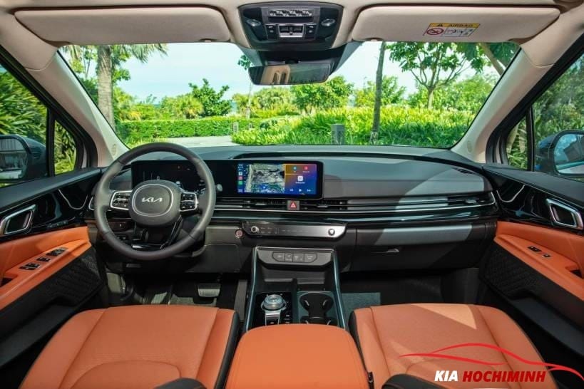 Khoang lái Kia Carnival với cụm màn hình thiết kế mới.
