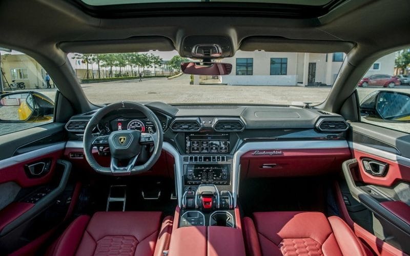 Khoang lái Lamborghini Urus với màn hình cảm ứng kép và dàn âm thanh Bang &amp; Olufsen cao cấp.