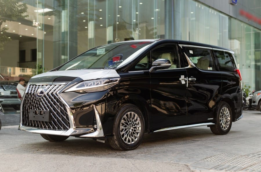 Khoang lái Lexus LM300h với ghế lái điều chỉnh điện và tính năng nhớ vị trí
