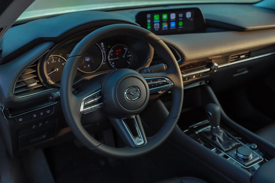 Khoang lái Mazda 3 hiện đại