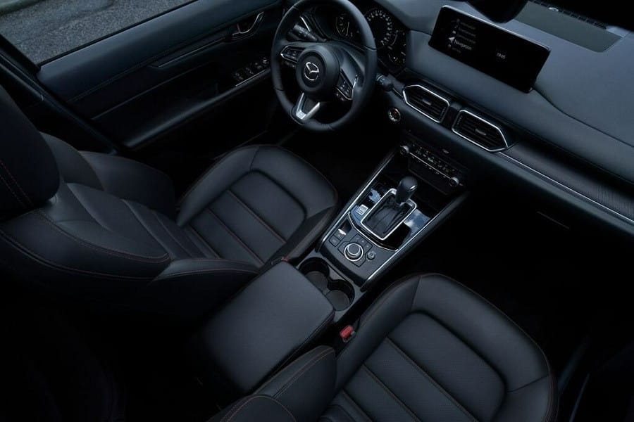 Khoang lái Mazda CX-5 2025 với màn hình trung tâm và vô lăng bọc da