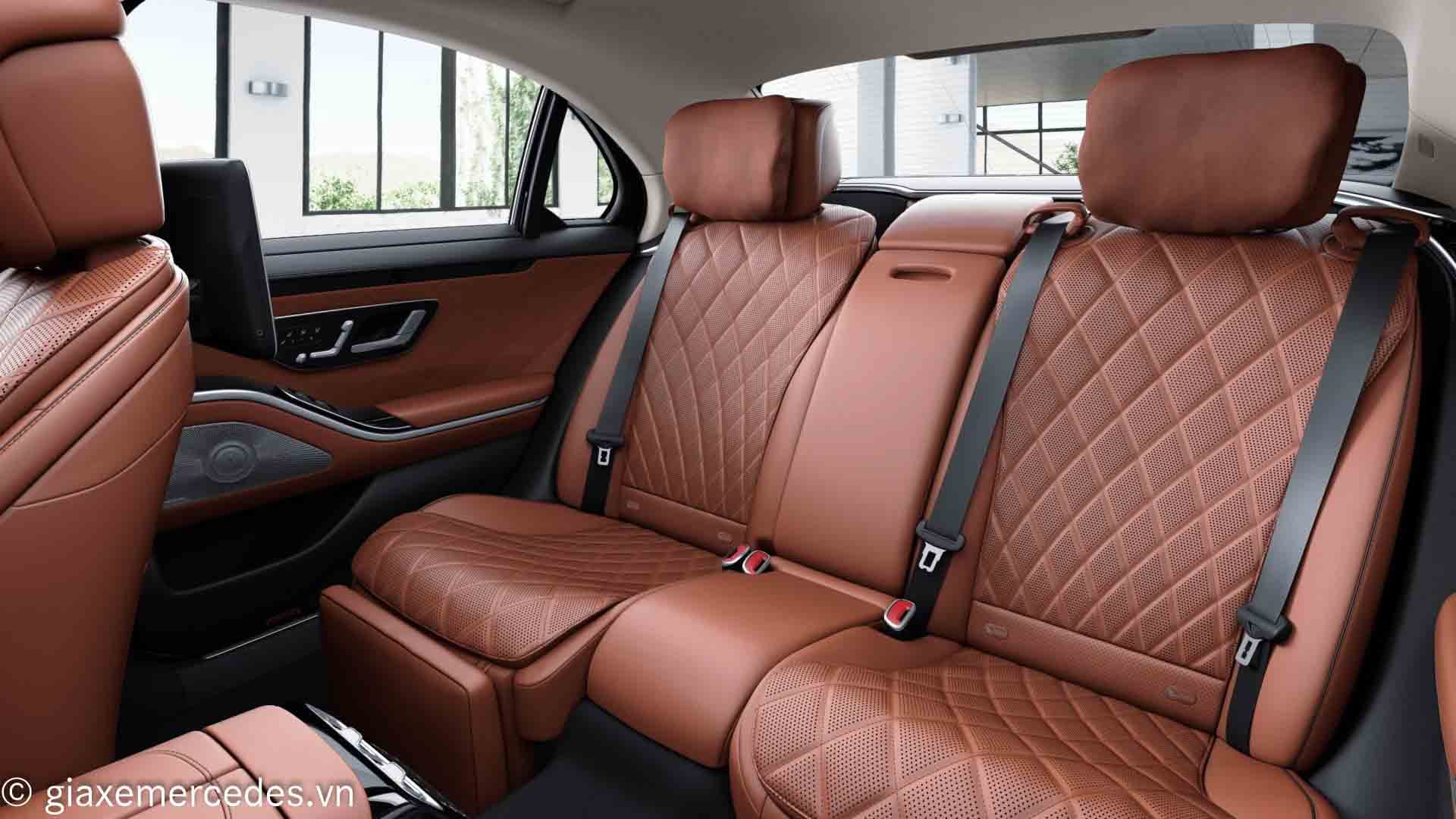 Khoang lái Mercedes S450 Luxury bọc da nâu tinh tế