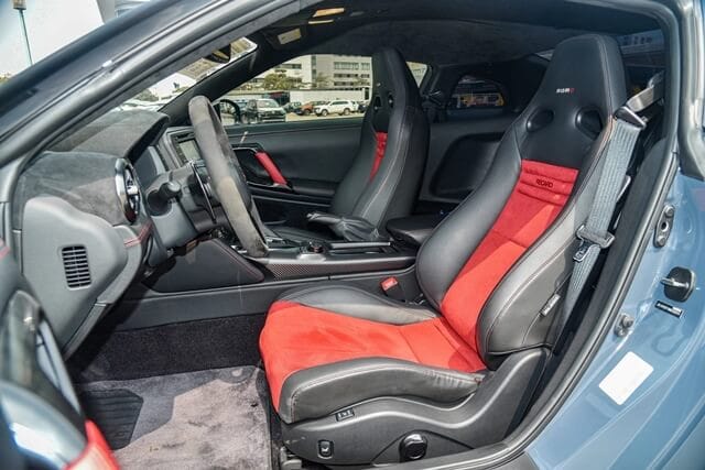 Khoang lái Nissan GT-R R35 với màn hình giải trí và vô lăng thể thao