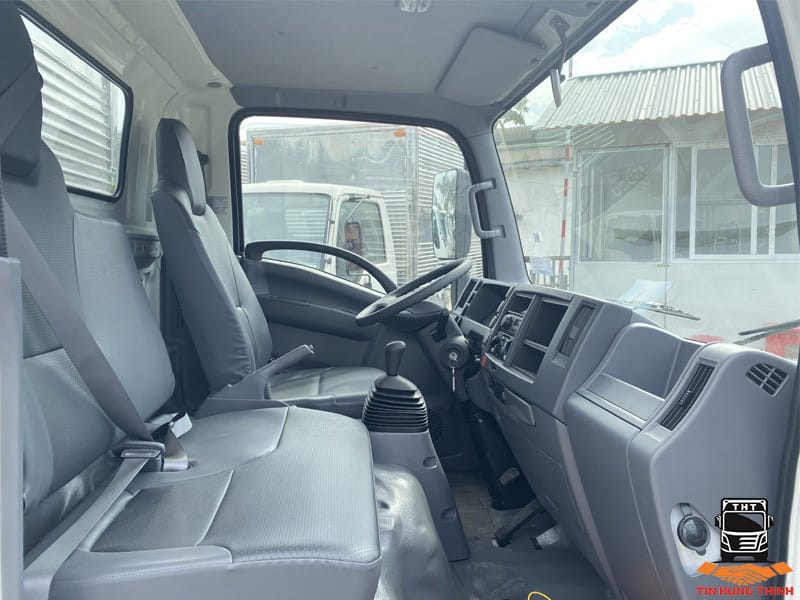 Khoang lái rộng rãi của xe tải Isuzu 1 tấn