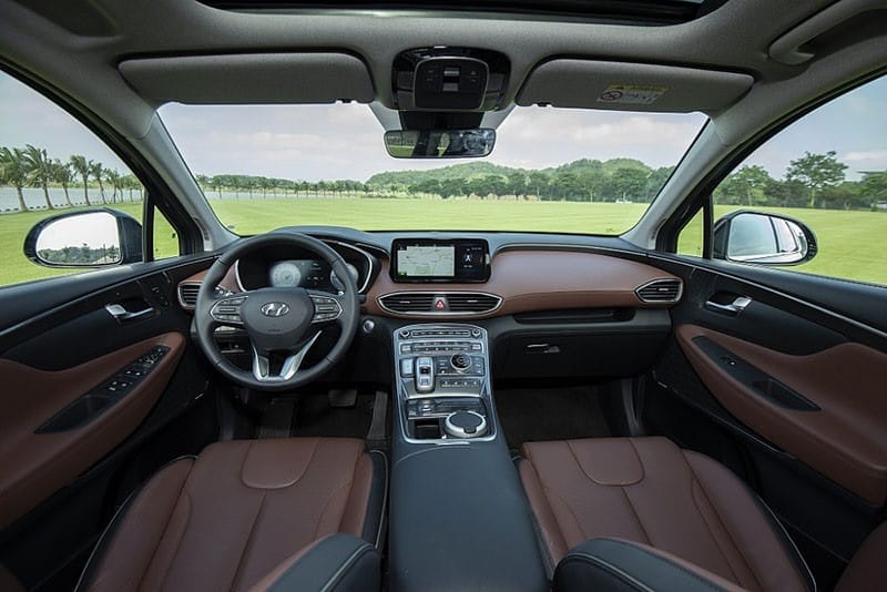 Khoang lái sang trọng của Hyundai SantaFe 2024, tập trung vào trải nghiệm người dùng và công nghệ tiên tiến, phản ánh vào giá xe SantaFe 2024.