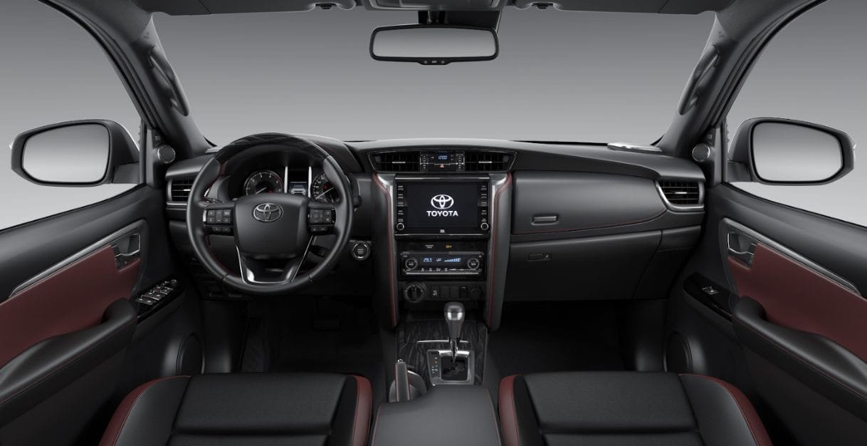 Khoang lái sang trọng của xe Fortuner 7 chỗ máy dầu với màn hình trung tâm