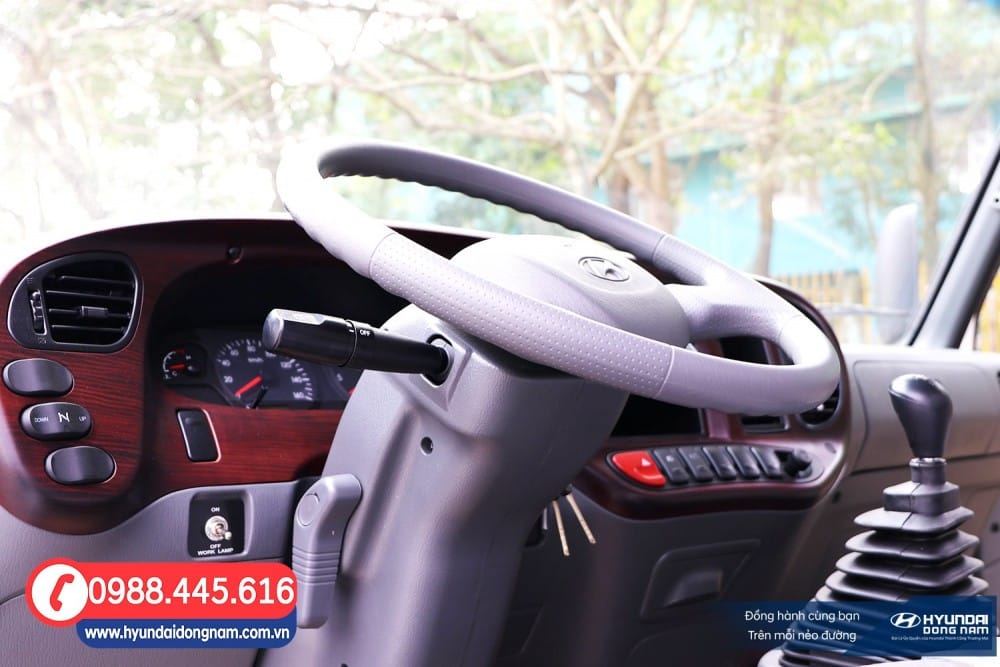 khoang lái tiện nghi của xe tải gắn cẩu Hyundai 110XL