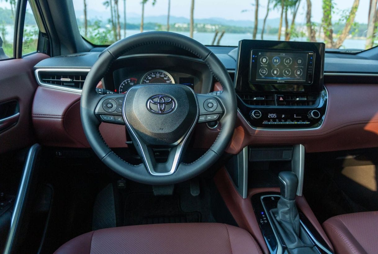 Khoang lái Toyota Cross với vô lăng bọc da và màn hình giải trí