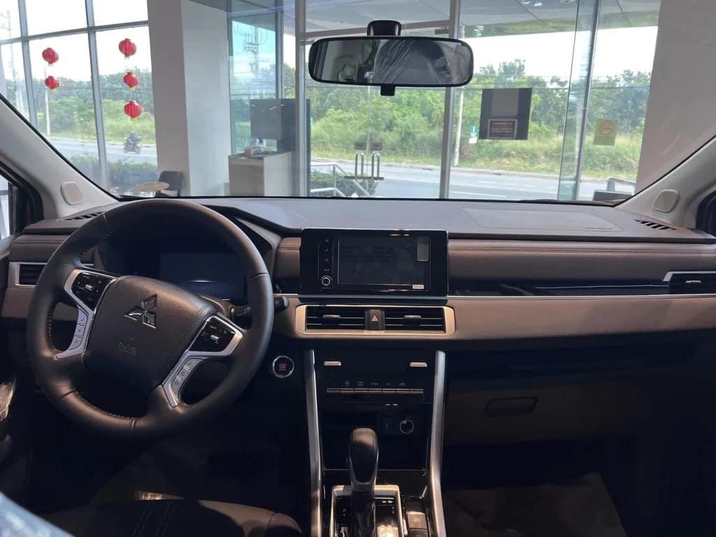 Khoang lái và hàng ghế trước rộng rãi của Mitsubishi Xpander Cross 2023