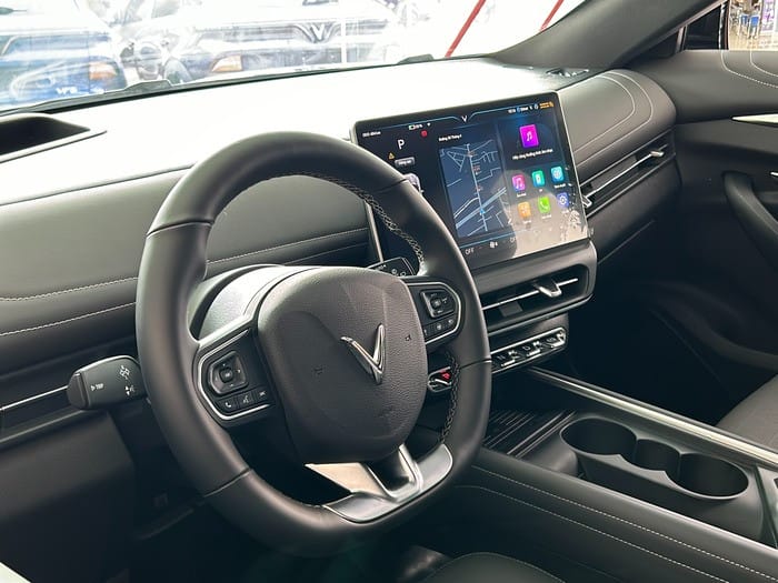 Khoang lái VinFast VF7 với vô lăng đa chức năng