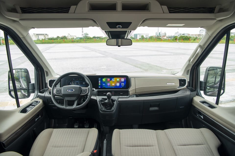 Khoang lái xe 16 chỗ Ford Transit với màn hình giải trí cảm ứng 12,3 inch