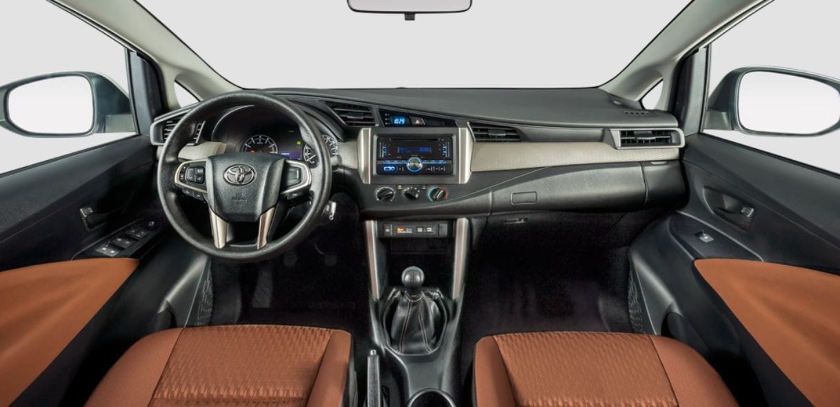 Khoang lái xe 7 chỗ Innova hiển thị màn hình cảm ứng trung tâm và vô lăng bọc da