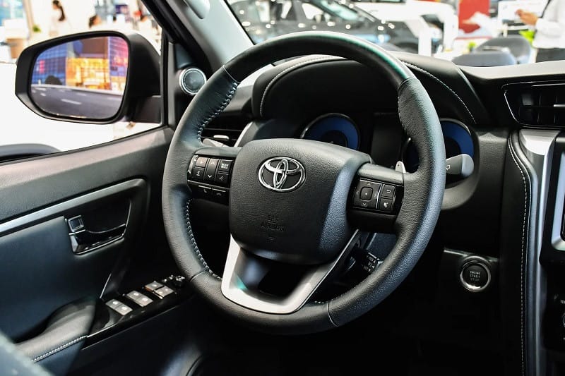 Khoang lái xe Fortuner với vô lăng tích hợp nút điều khiển