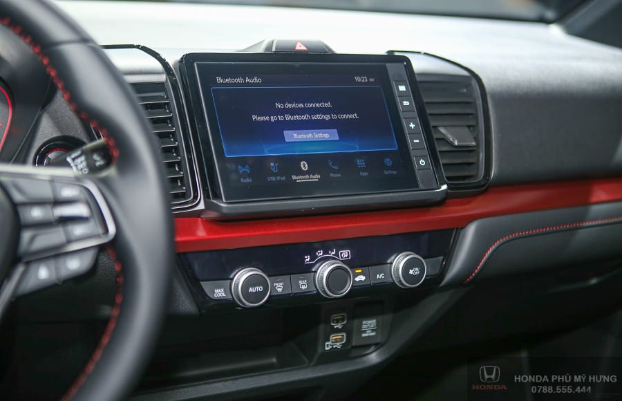 Khoang lái xe Honda City 2025 với vô lăng và màn hình trung tâm