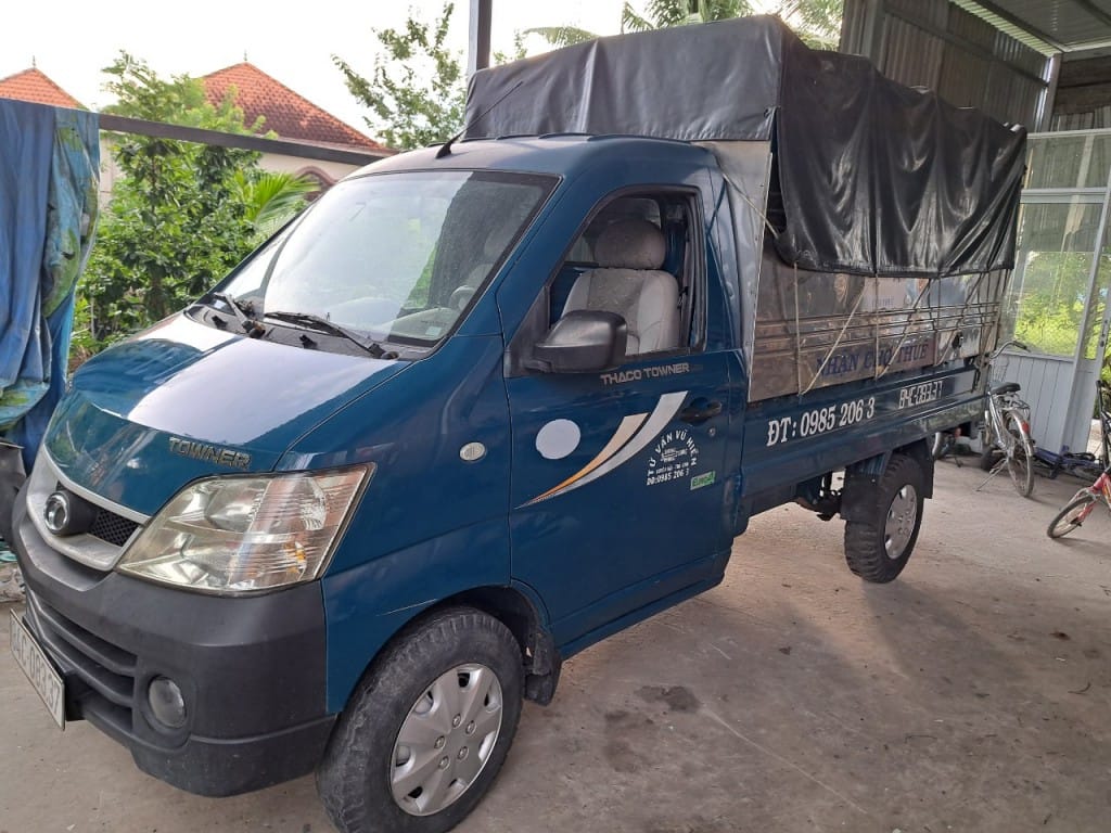 Khoang lái xe tải Towner 750kg cũ tiện nghi